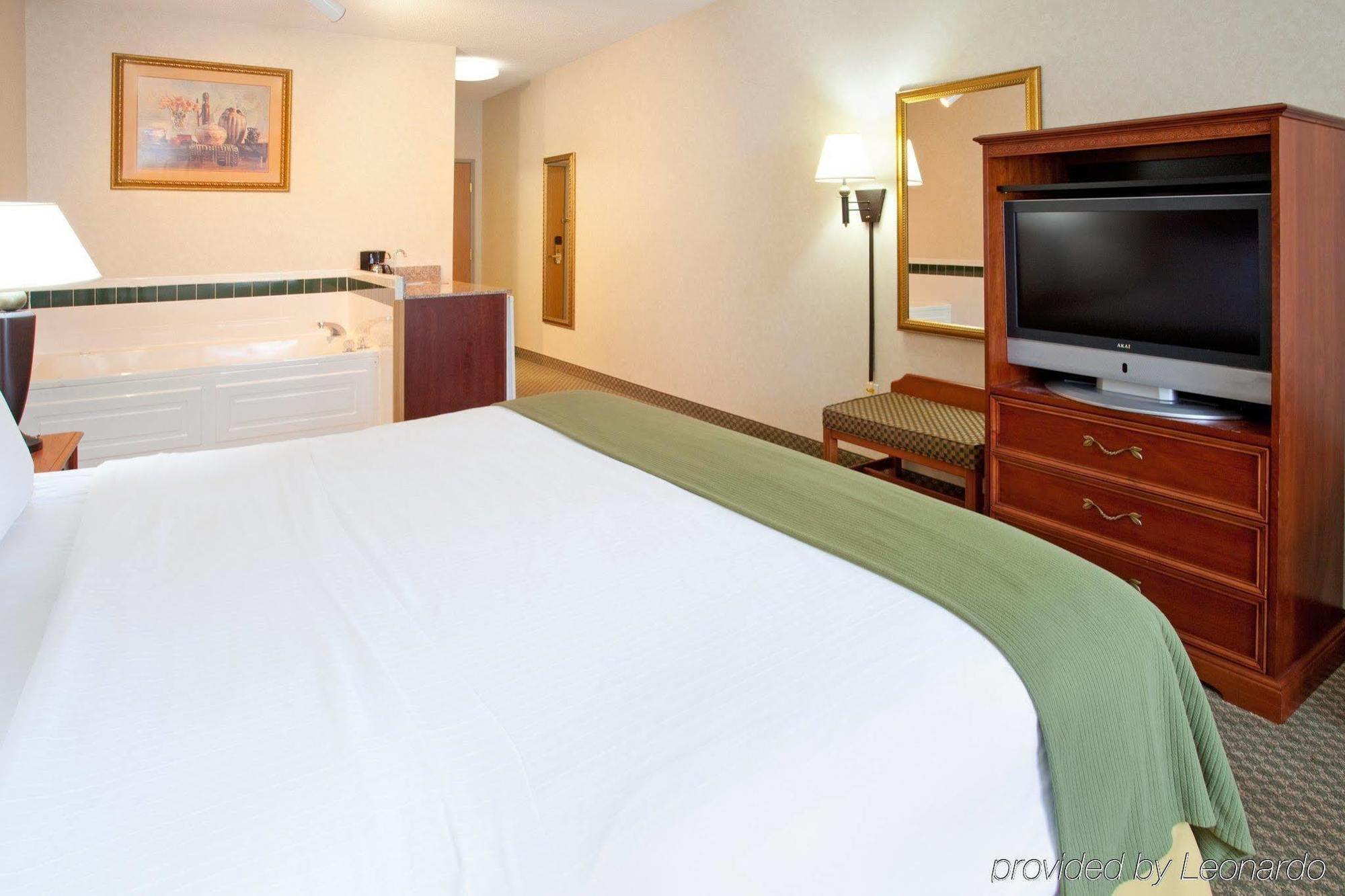Holiday Inn Express Hotel & Suites Elkhart-South By Ihg Room photo